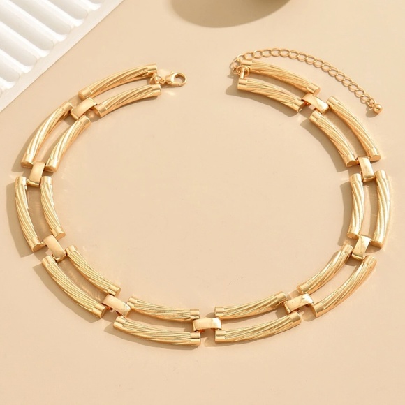 Luxe Gold Tone Minimalist Statement Necklace - Picture 3 of 4